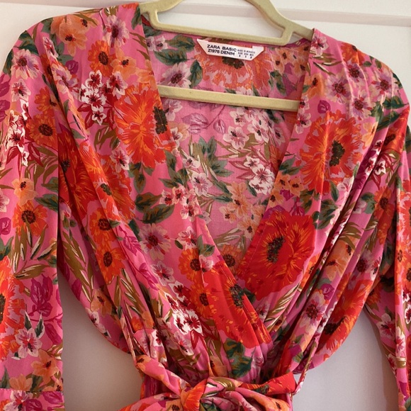 Stunning floral dress with belt - Picture 5 of 6